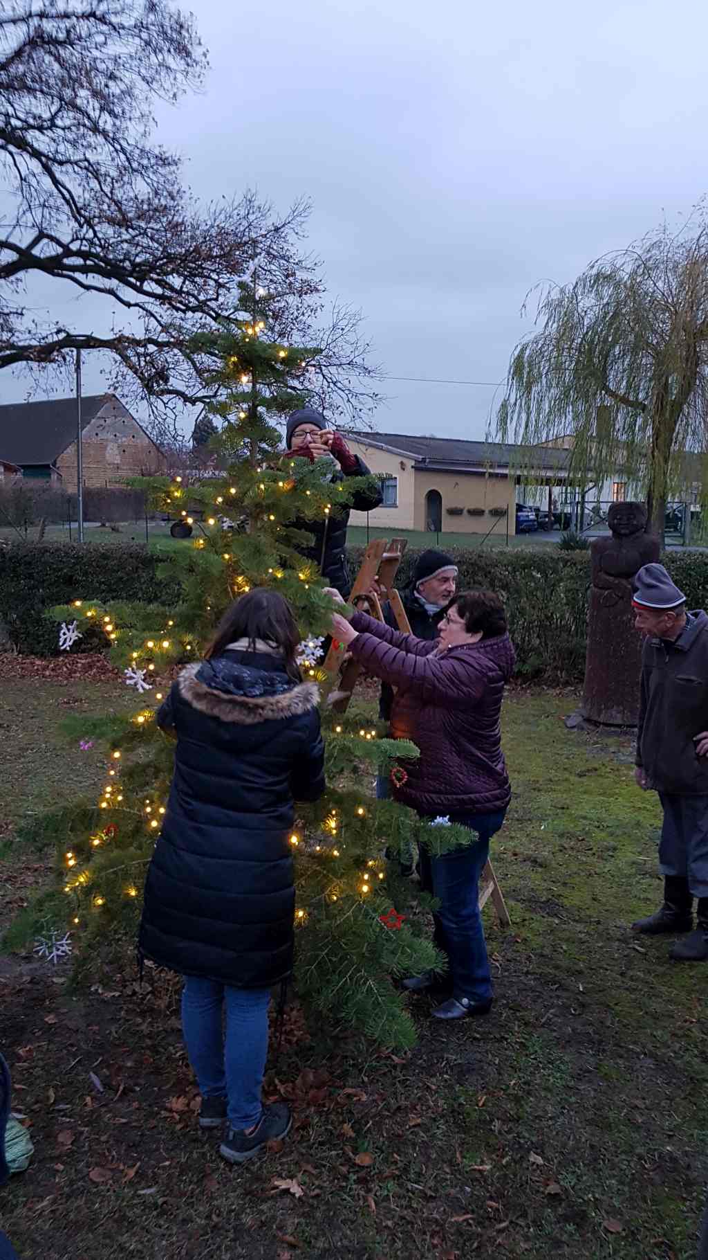 Weihnachtsbaumschmücken