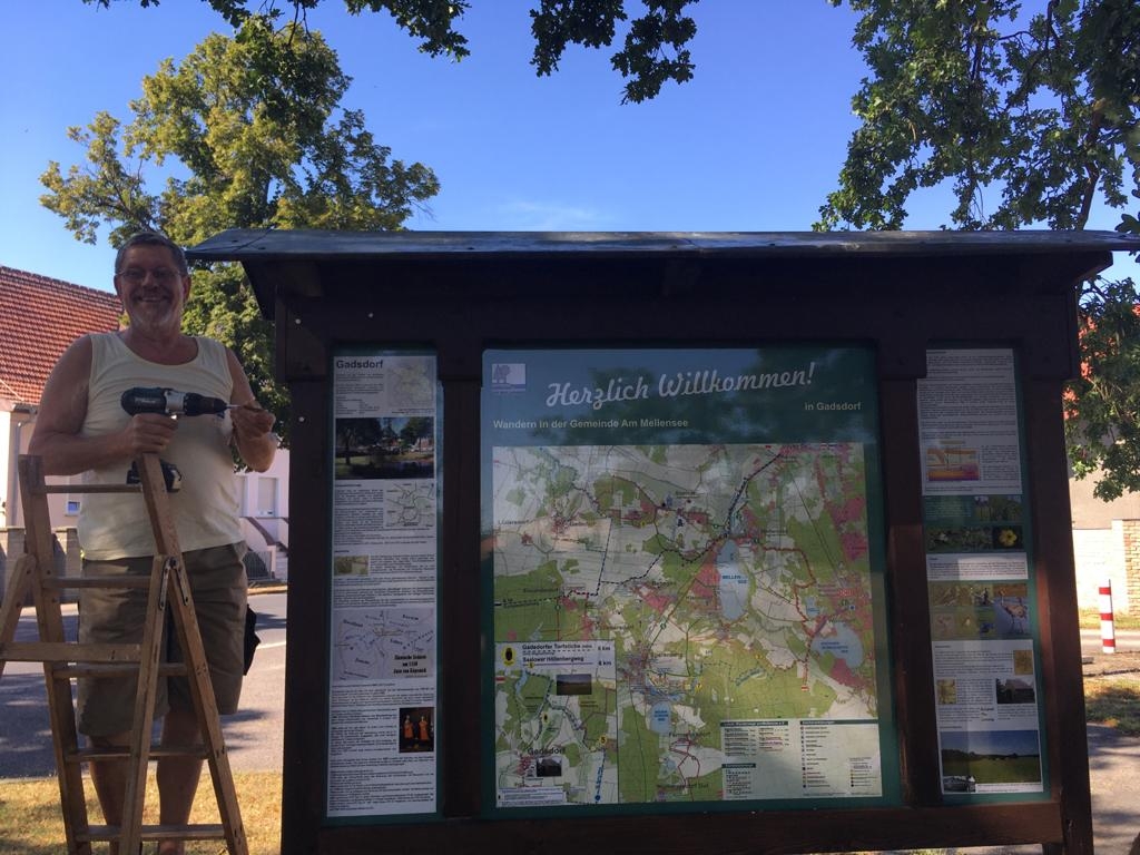 Aufbau einer neuen Infotafel auf dem Dorfanger