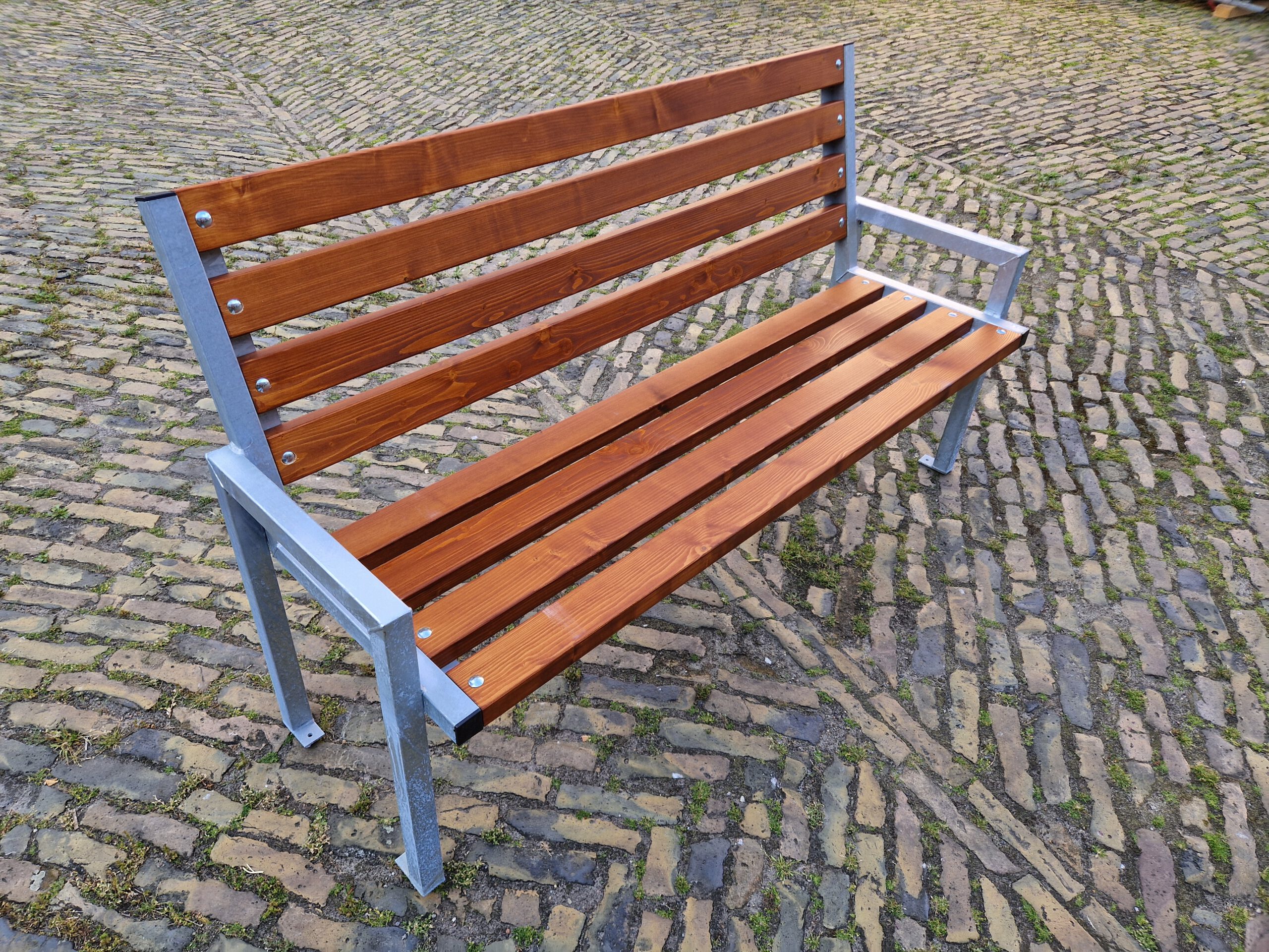 10 neue Outdoor-Bänke für Gadsdorf